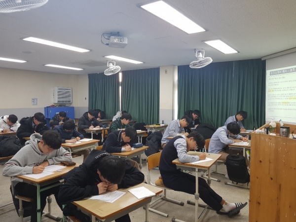 자소서 작성하는 학생들