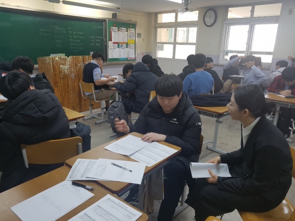 자소서 첨삭지도를 받는 학생