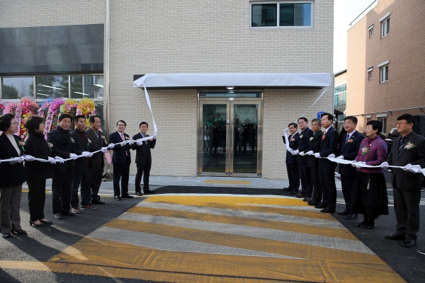 새마을회관 준공식에서 현판 제막식 개최