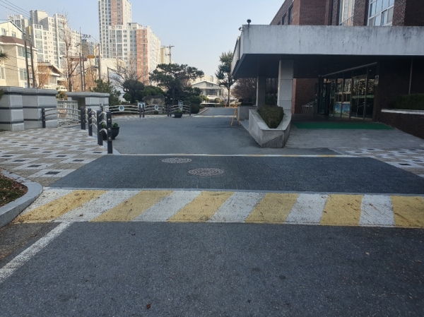 대흥초 차량과 학생의 동선이 겹치는 구간에 험프형 과속방지턱 설치 전경