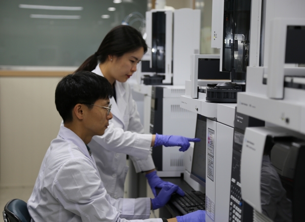 aT 자체 품질안전실험실에서 농산물 안전성 검사를 하고 있는 사진