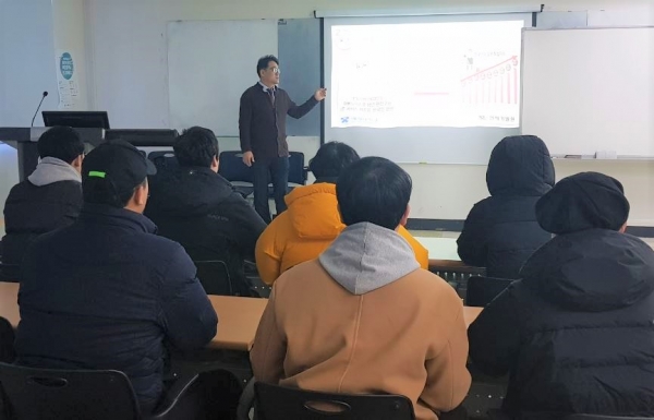 16일 배재대 대학일자리본부 관계자가 일본 취업을 위한 현지 직무탐색 프로그램 설명회에서 IT 직무 채용 수요를 발표하고 있다.