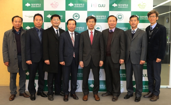 왼쪽부터 정균철 유정TMR영농조합 대표이사, 강호계 잉글리쉬엔(주)대전본부장, 김홍래 ㈜마이크로닉스시스템 대표이사, 이종서 총장, 천상필 군사학과 교수, 허창회 안전융합학부 교수, 박범기 취업지원팀 과장 (불참자 제외)