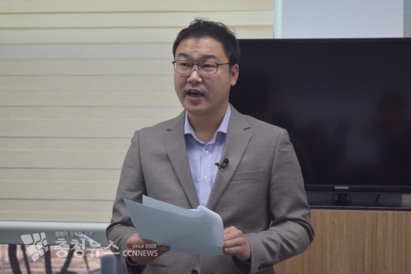 이영수 자유한국당 대전시당 대변인이 16일 대전시의회 기자실에서 내년 총선 출마를 선언하고 있다.