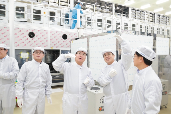 생산현장을 둘러보는 오세현 아산시장