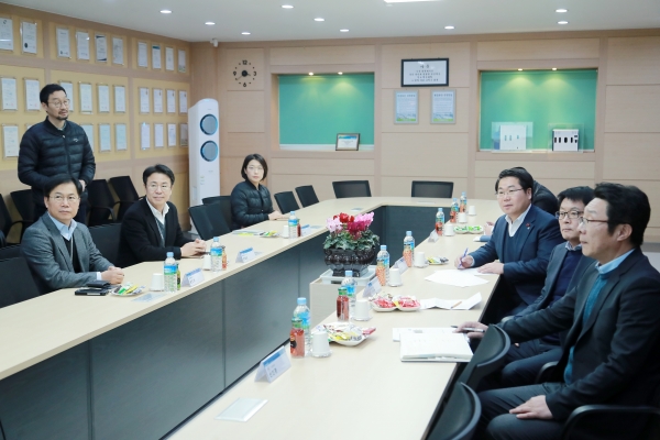 간담회에서 기업 애로사항을 청취하는 오세현 아산시장