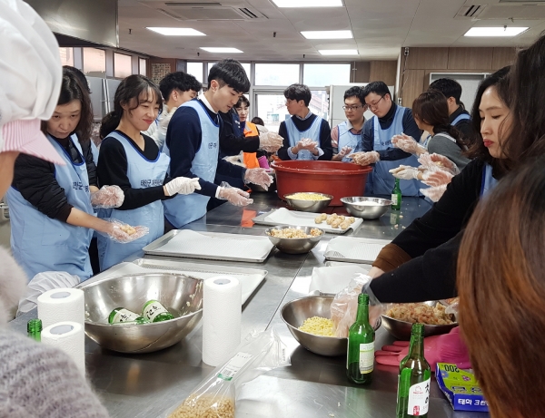 지난 16일 태안군청 신규공무원 33명이 군 자원봉사센터 3층 조리실에 모여 ‘사랑의 간식’을 만드는 모습.