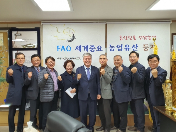 지난 16일 금산군청에 방문한 ‘사랑의 열매 나눔 봉사단‘은 ’희망2020 나눔 캠페인‘에 적극 동참할 것을 다짐했다.