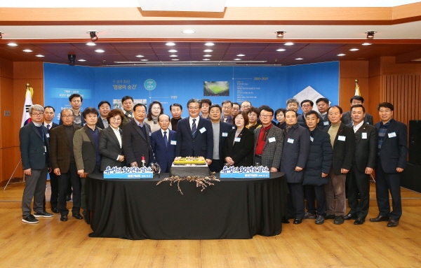 17일 정용래 유성구청장과 하경옥 유성구의회 의장, 유성구 구사편찬위원회 위원들이 주요 내빈과 함께 구사 발간을 기념하며 기념촬영을 하고 있다.