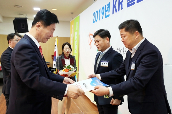 한국철도시설공단 김상균 이사장이 17일(화) 철도안전대상·소통토론회에서 상을 수여하고 있다.