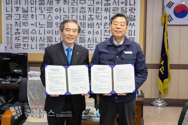 한국서부발전 김병숙 사장(좌)과 태안군 가세로 군수(우)가 『태안군보건의료원 전문인력 확충 지원을 위한 업무협약(’19.12.17)』을 체결한 뒤 기념촬영을 하고 있다.