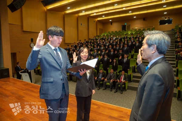 한국서부발전 신입사원 입사식에서 남녀 신입사원 대표가 김병숙 사장에게 신입직원으로서의 선서를 하고 있다.