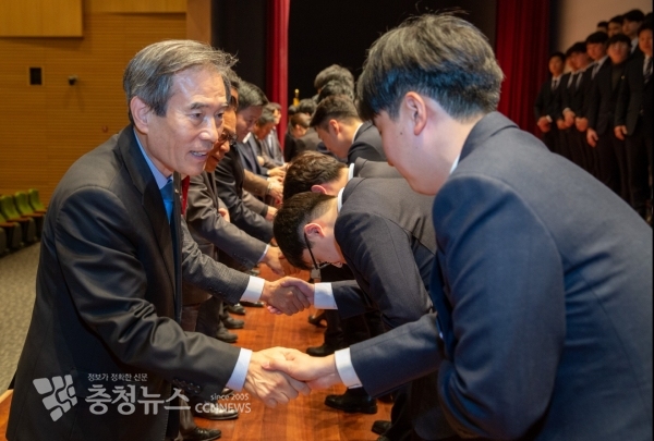 김병숙 사장(좌) 등 한국서부발전의 경영진들이 2019년 하반기 신입사원 채용을 통해 입사한 신입직원들과 일일이 악수하며 환영의 인사말을 전하고 있다.