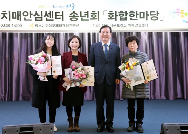 치매인식개선 표창자 단체사진(사진 왼쪽 강혜민씨, 오른쪽 두번째 장종태 서구청장).