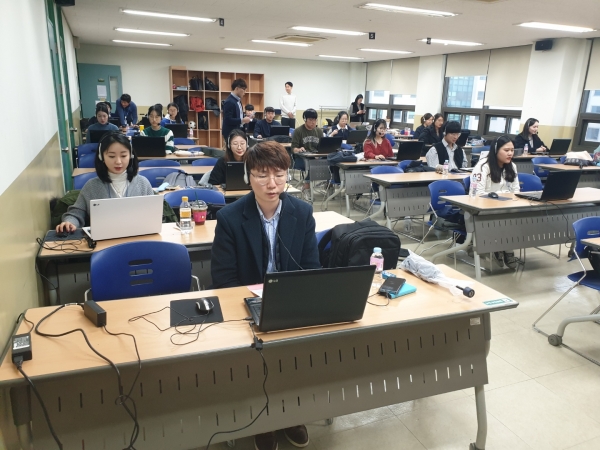 집중식 취업캠프 참가자들이 AI를 통해 모의면접을 보고 있는 장면