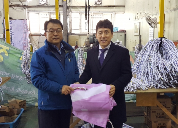 폐현수막 전달식 현장사진            * aT 임재형 경영안전처장(우측), ㈜현장사람들 류광수 대표이사(좌측)