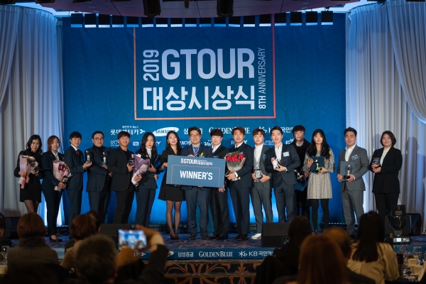 골프존이 주최한 ‘2019 GTOUR’ 위너스클럽에 이름을 올린 우승자들과 골프존 손장순 상무(왼쪽에서 여덟 번째)가 기념사진을 촬영하고 있다..