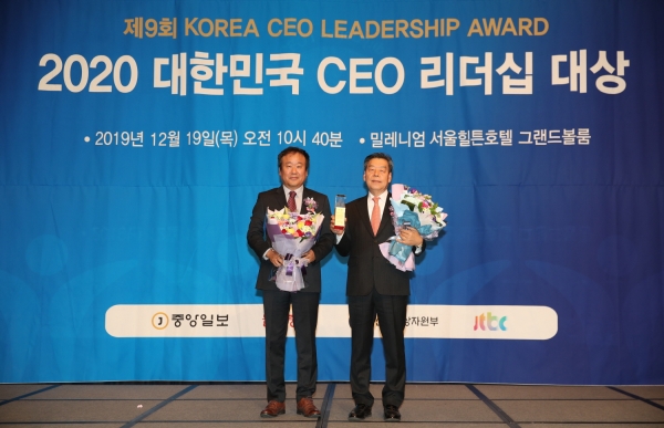 가세로 군수 대한민국 CEO 리더십대상 수상 모습