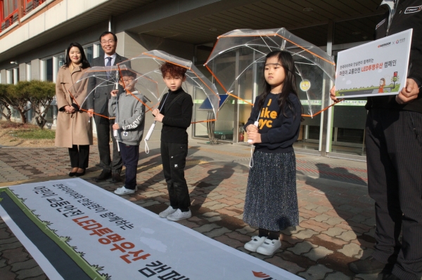 한울초등학교 LED 투명우산 전달식