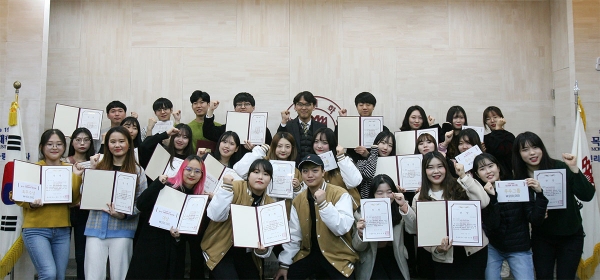 19일 목원대 대학본부 도익서홀에서 열린 ‘DIY 오픈콘텐츠 공모전’ 및 ‘동고동락 우수팀’ 시상식에서 수상자들이 김동기 대학교육개발원장(맨 뒷줄 왼쪽에서 다섯 번째)과 함께 기념촬영