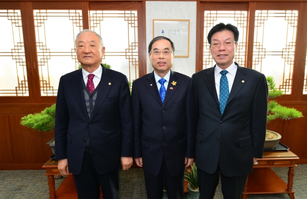 각 대학 대표자들이 기념촬영을 하고 있다.(왼쪽부터 백석대 장택현 대학혁신위원장, 하이커우경제대 천쇼 총장, 백석문화대 송기신 총장)