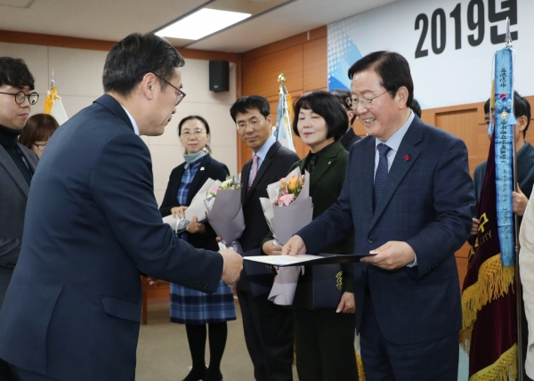 통계조사 유공 국무총리 표창을 수여하고 있는 장종태 청장