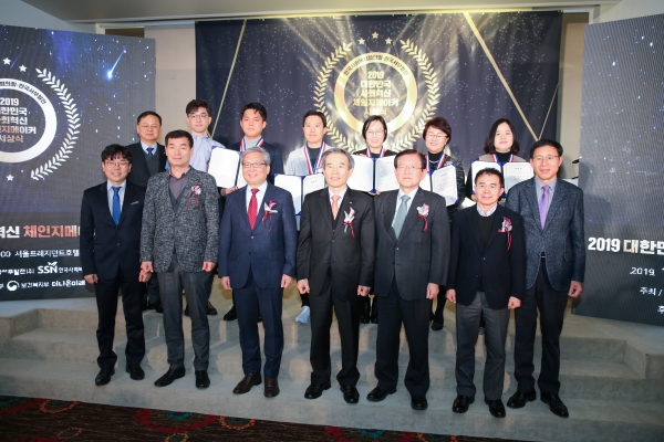 한국서부발전 사장 김병숙(가운데)과 운영위 및 체인지메이커 수상자들이 기념촬영을   하고 있다.