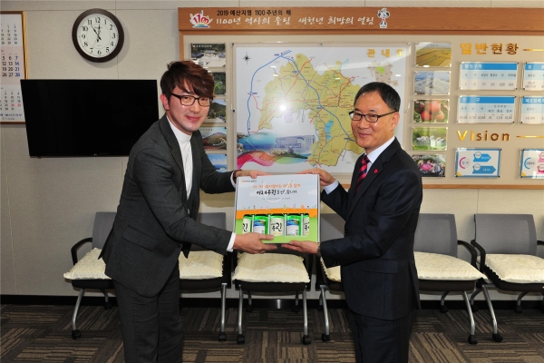 19일 부군수실에서 진행된 예산군 관광자원 홍보 ‘이제우린’ 소주라벨 전달식