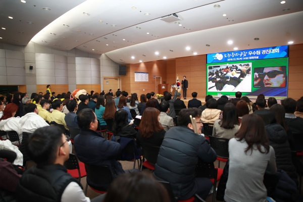 천안시가 지난 19일 시청 대회의실에서 ‘2019년 우수팀 경진대회’를 진행하고 있다.