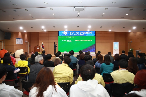 천안시가 지난 19일 시청 대회의실에서 ‘2019년 우수팀 경진대회’를 진행한 가운데 ‘재난형 가축질병 조류인플루엔자(AI)’를 주제로 천안에서 선방한 사례를 발표한 축산과 가축질병관리팀이 도전·극복 분야 최우수팀에 선정돼 구만섭 천안시장 권한대행과 기념사진을 찍고 있다.