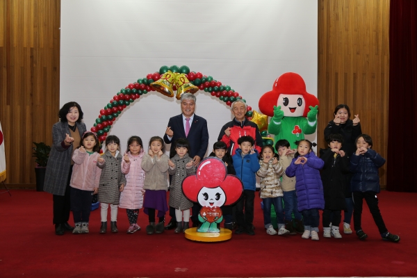 금산군은 ‘희망2020 나눔 캠페인 순회모금 행사’를 통해 소외된 이웃에게 사랑의 마음을 전했다.