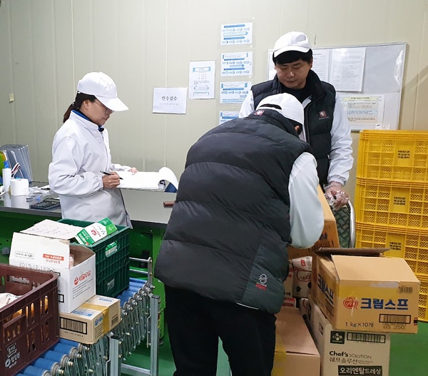 태안군 학부모 지킴이단 식자재 검수 모습