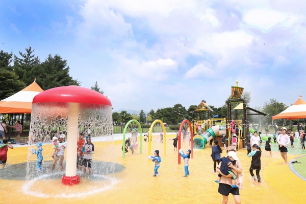 지난 8월 개장한 은평공원 어린이 물놀이장