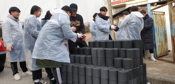지난 21일 동구 용운동 일원에서 '대전대학교 사랑의 연탄 나누기 봉사활동'을 펼쳤다.