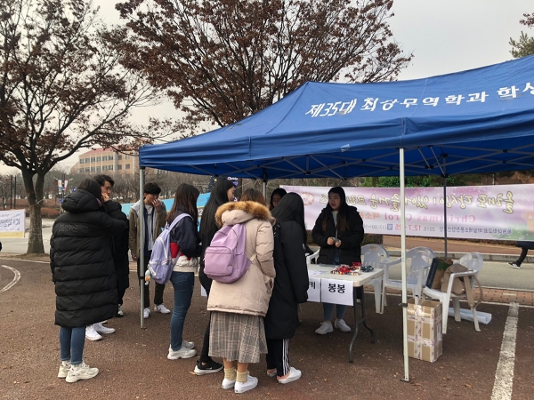 무역학과 학생들은 독일, 스폐인 등지에서 허브티와 코코아 미국의 술초콜릿 등 시장 선호도가 높은 물품을 소개하고 판매했다