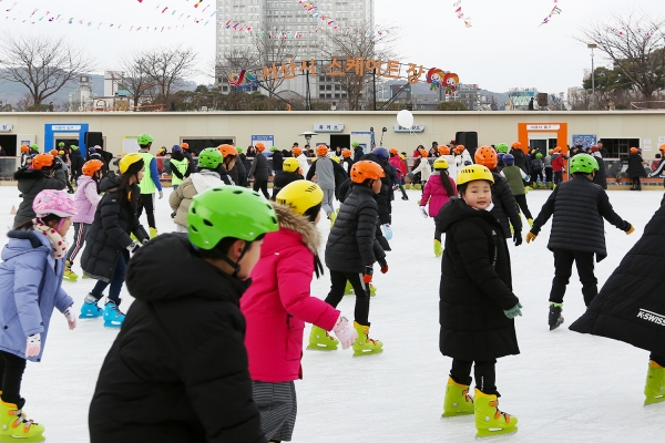 지난 21일 열린 서산시 야외스케이트장 운영 모습