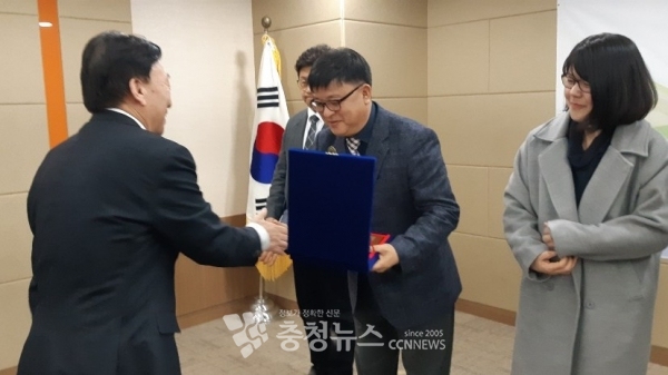 20일 대전도시철도공사 교육기부 공로로 대전시 교육청 설동호 교육감으로부터 기관표창을 받고 있다.(왼쪽에서 두 번째 공사 박영훈 관리팀장)