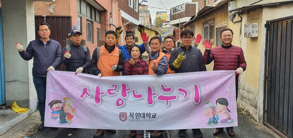 ‘사랑나누기‘ 회원들이 지난달 16일 도마2동 일대에서 연탄배달 봉사를 마친 후 기념촬영을 하고 있다.