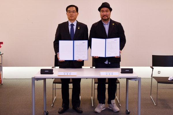 수익금 장애인 교육 프로그램 지원 등 장애인 자립 기회 마련을 위한 업무협약을 체결했다(사진 왼쪽부터 조용만 조폐공사 사장, 남장원 키뮤스튜디오 대표이사)