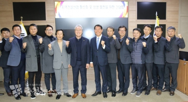 한국농어촌공사 충남지역본부 직원들과 대한건설협회 충남세종지회 임직원이 기념촬영을 하고 있다.