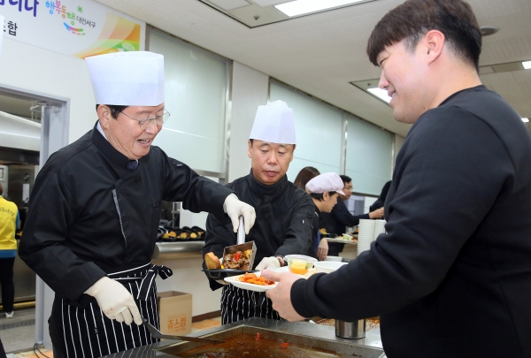 24일 구내식당에서 ‘노사가 함께 차린 행복한 밥상’ 이벤트 했다