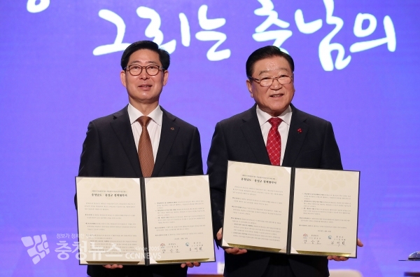 양승조 충남도지사가 김석환 홍성군수와 홍성군 항일운동 성지 조성을 위한 정책협약을 맺었다.