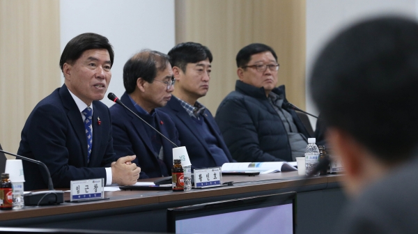 24일 구청 중회의실에서 열린 정책자문단 회의 개최 모습