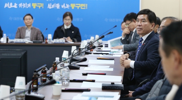 24일 구청 중회의실에서 열린 정책자문단 회의 개최 모습