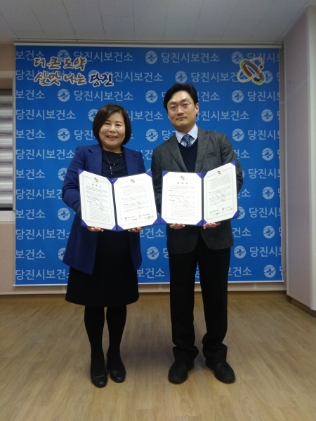 왼쪽부터 보건소장 이인숙, 미즈맘산부인과의원장 조현철