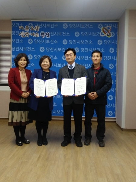 왼쪽부터 모자건강팀장 안은주, 보건소장 이인숙, 미즈맘산부인과의원장 조현철, 미즈맘산부인과의원 원무부장 인봉교