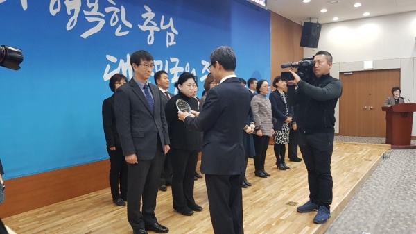26일 충남도청 대회의실에서 2019년 자살예방사업 분야 최우수 군으로 도지사 기관 표창을 수상하는 모습(왼쪽 최승묵 예산보건소장)