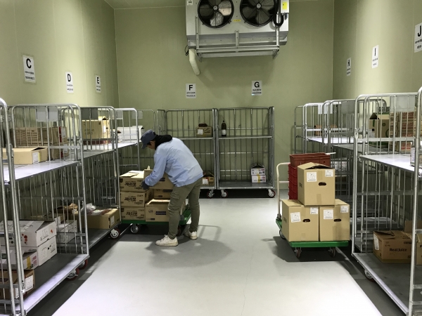 학교급식지원센터 식재료 공급 장면