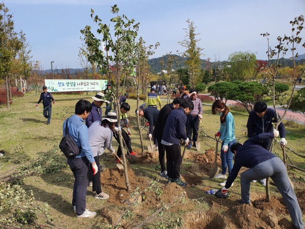 산소생성숲 나무심기 모습