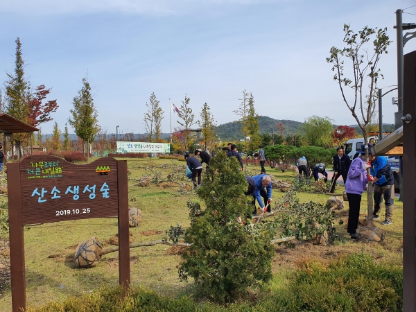 산소생성숲 나무심기 모습